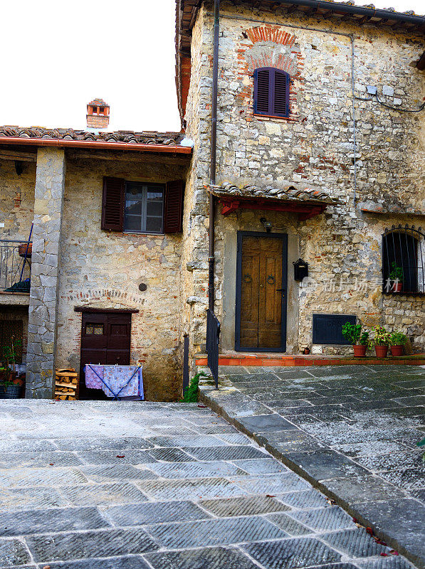 基安蒂地区古老村庄的中世纪小巷。