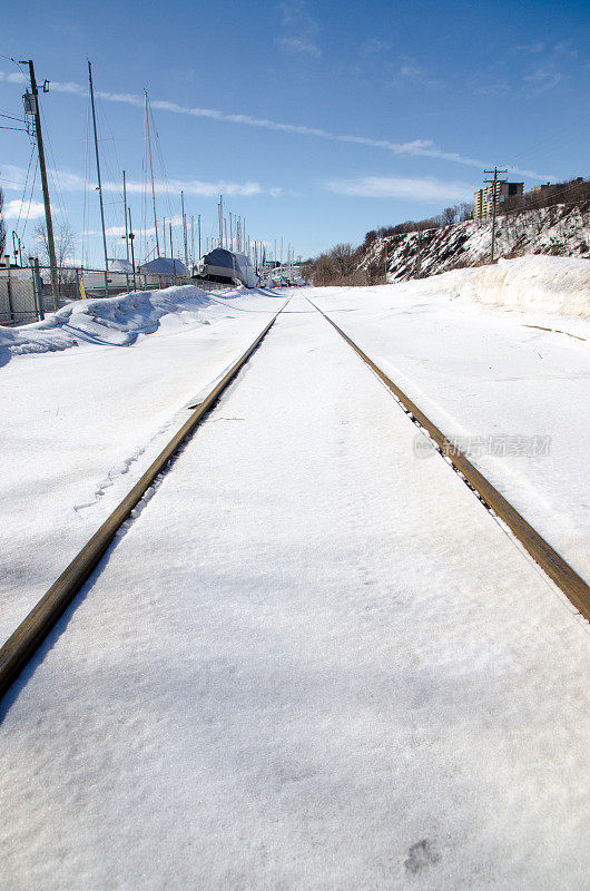 铁路在雪下