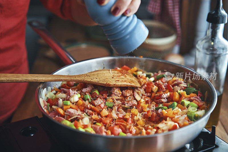 准备阿根廷肉馅卷饼与肉类和蔬菜