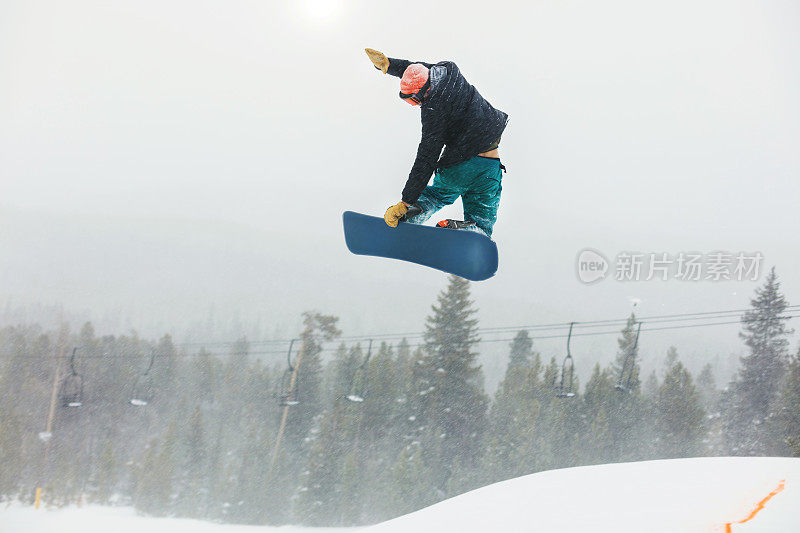 在科罗拉多州落基山脉的滑雪度假村小镇滑雪和单板滑雪活动