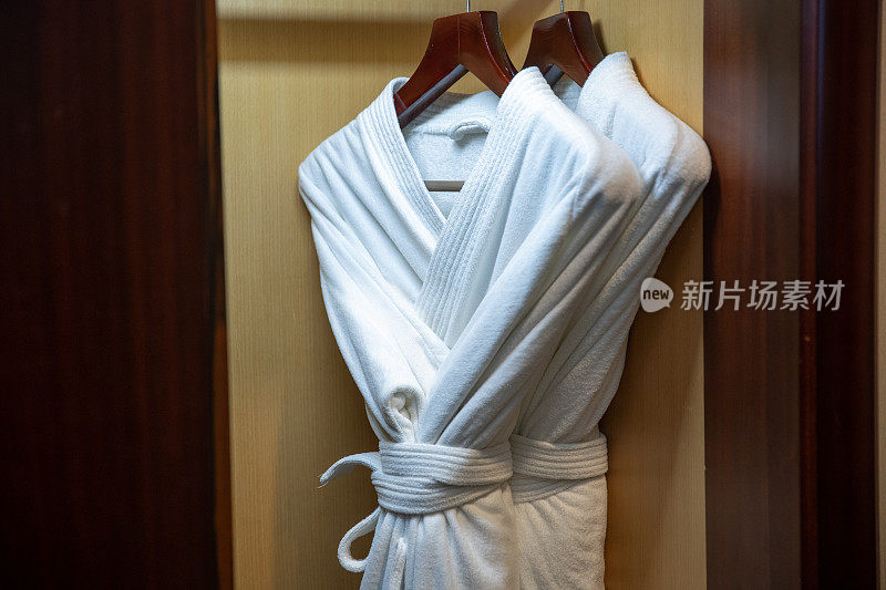 两件白色浴衣，毛巾