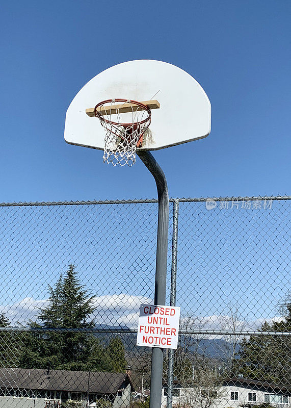 封闭的篮球场