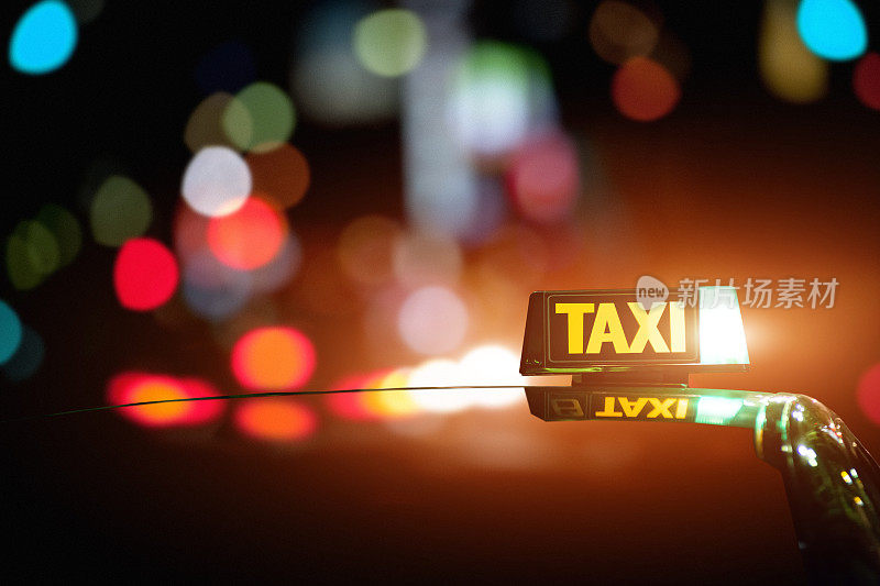 出租车在城市。发光的标牌悬挂在汽车顶上。