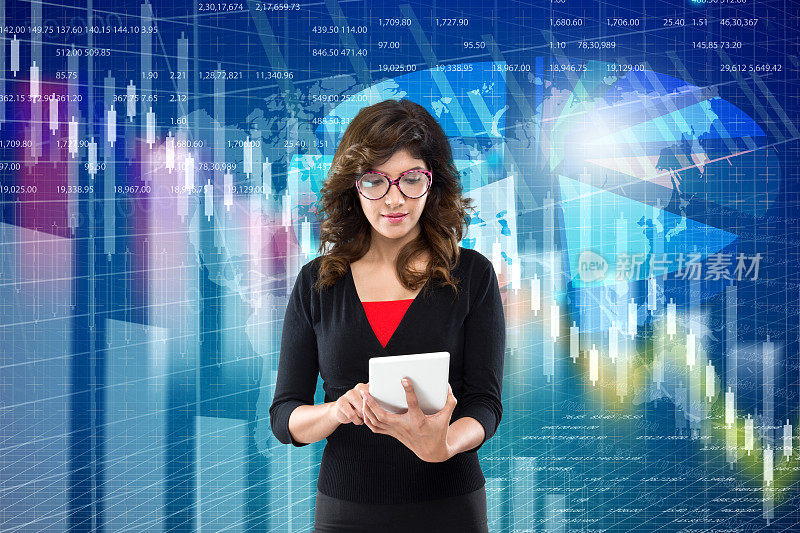 女商人手持数码平板电脑，在股市数据背景前