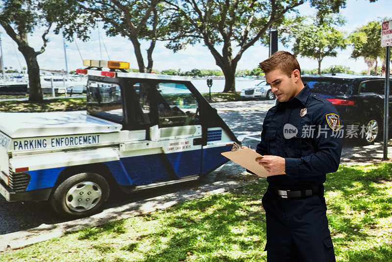 白人男性警察部队佩戴徽章和持有合同