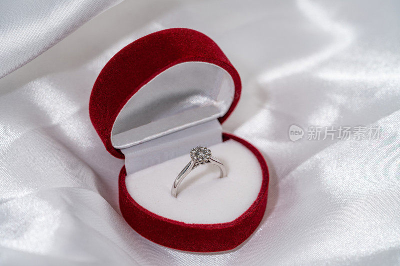 钻石婚礼和订婚戒指