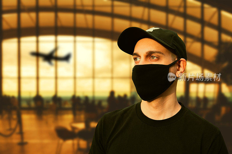 机场戴口罩的年轻人