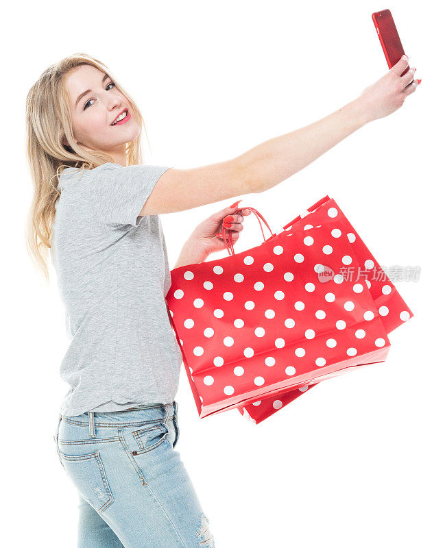z一代女性拍照站着，拿着包，使用智能手机