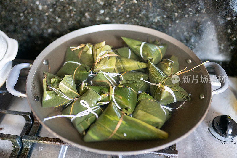 中国饺子-粽子在锅里