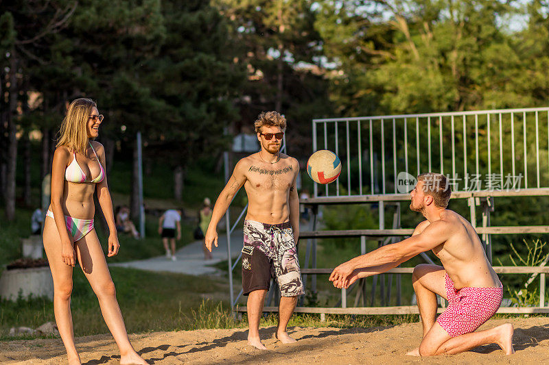 一群小朋友在沙滩上打排球
