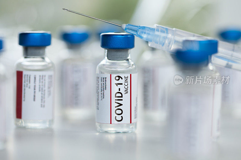 Covid-19冠状病毒疫苗瓶与注射器近景，浅聚焦