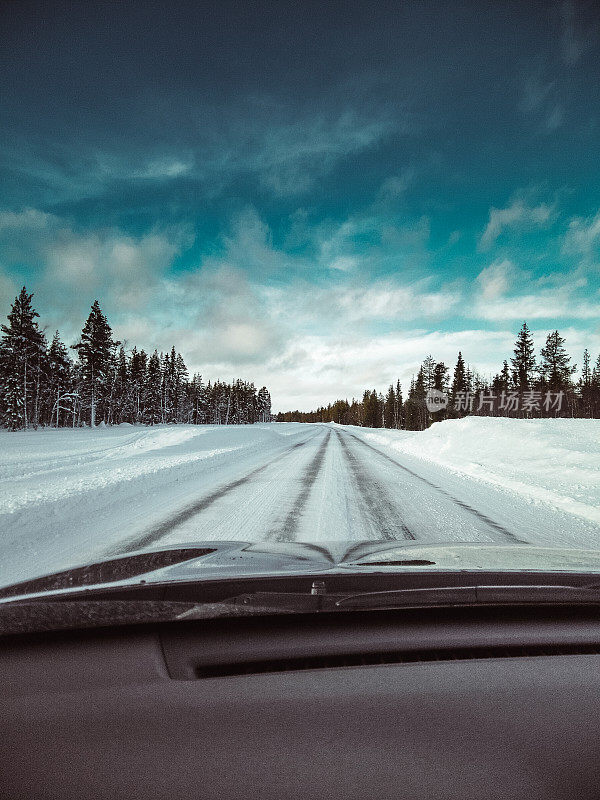 在芬兰的雪地上开车