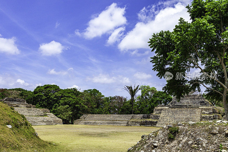 阿尔金哈玛雅废墟的三个结构(古代名称未知)是这些废墟在玛雅语言中的现代名称，这是在伯利兹的一个古玛雅城市的一部分。阿尔金哈位于伯利兹城以北约30英里，我们约6英里