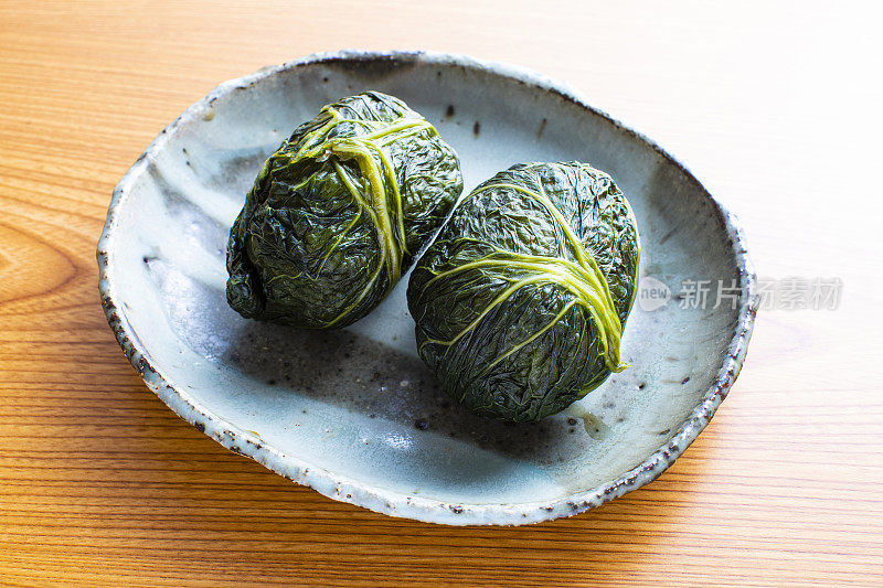 日本当地的美食。一种用高油菜叶包裹饭团的食谱。日语(Mehari寿司)