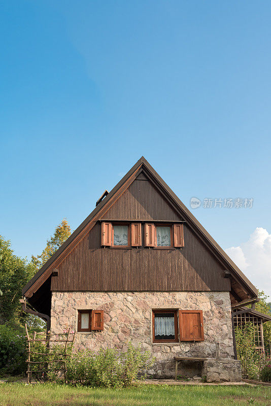 美丽的山间小屋在阿尔卑斯山在夏季日落