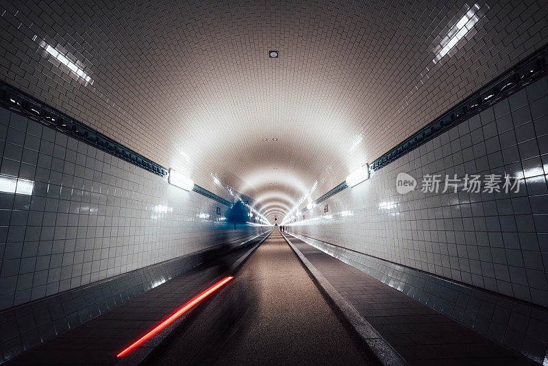 在汉堡的照明老Elbtunnel的内部视图