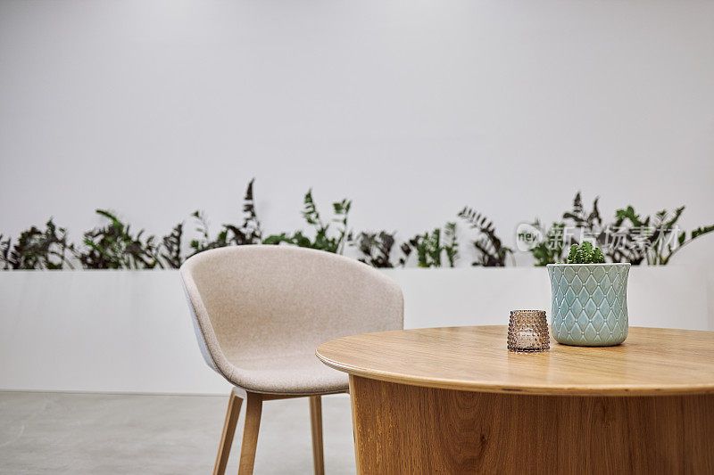 米色扶手椅，现代极简主义工作室公寓
