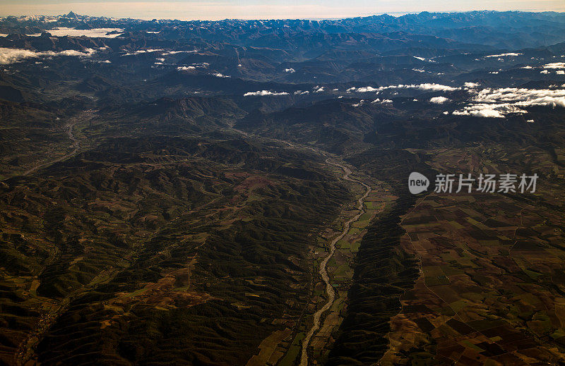 欧洲阿尔卑斯山和山麓蔚蓝海岸晨景