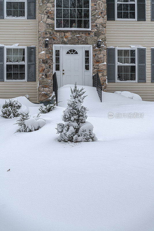 之后。一场大雪过后，居民的房子被雪覆盖了。