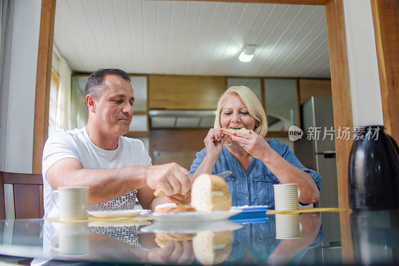 情人节在家，情侣在家里共进早餐。