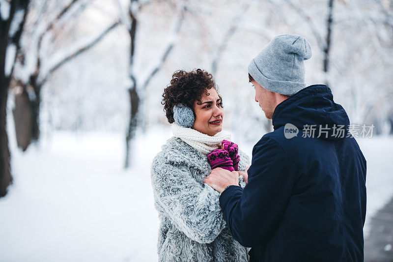 一对夫妇在雪地里打架