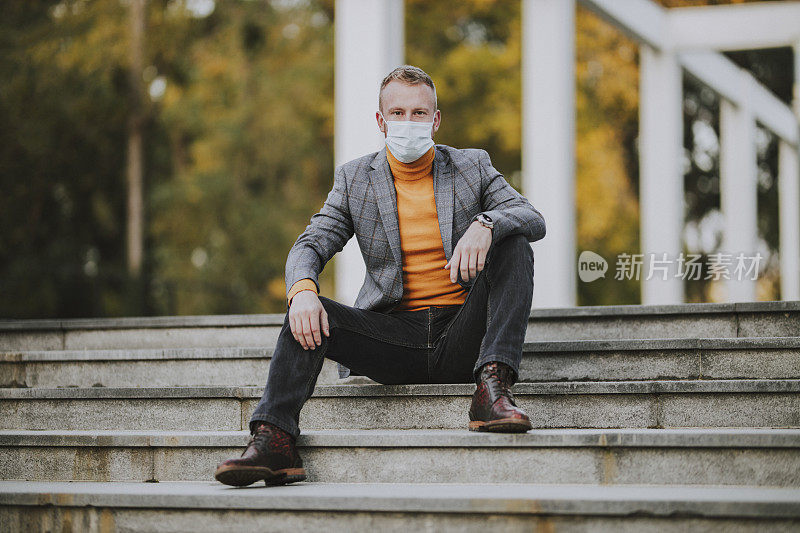 商人正用污染口罩捂住嘴和鼻子，以保护自己免受冠状病毒、感冒病毒、流感病毒、污染……