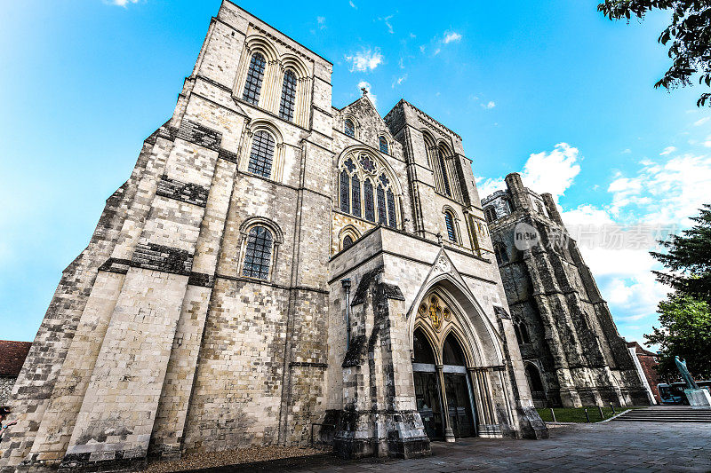 美丽的奇切斯特大教堂入口，英国