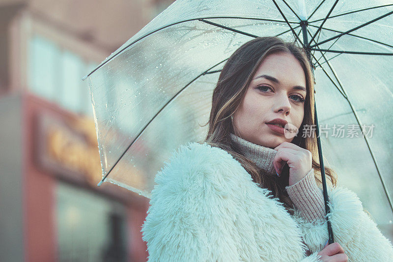 雨天女人的肖像