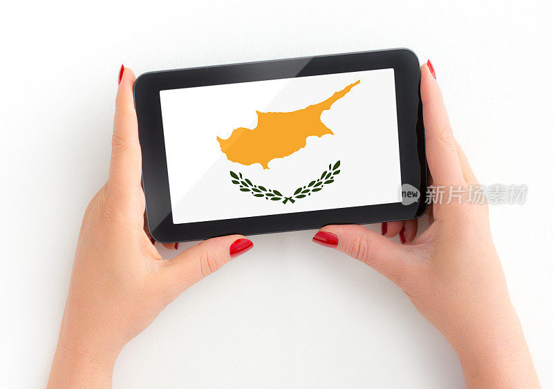 塞浦路斯旗在数字平板电脑在成熟女性的手与个人观点