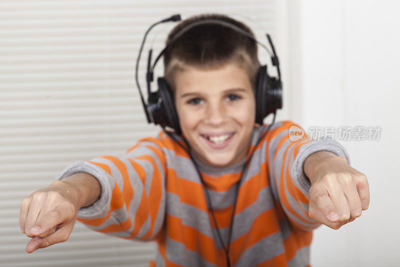 男孩戴着耳机听音乐
