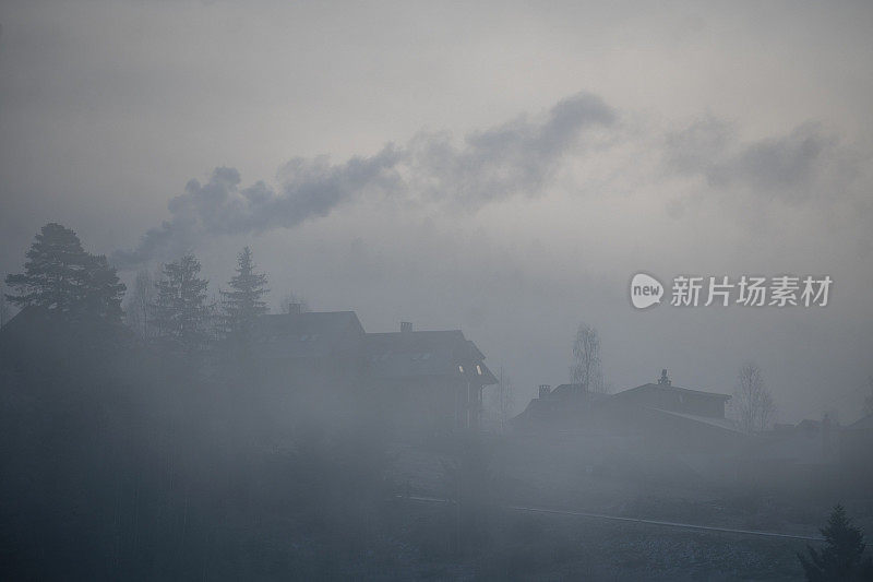 大雾清晨山间的舒适之家。山中的风景雾蒙蒙的。神奇的晨光