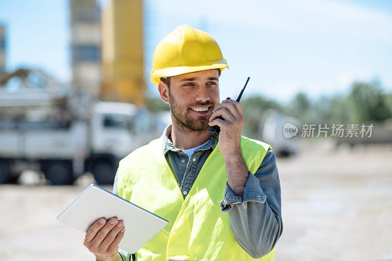 工程师对建筑现场-工业概念使用技术