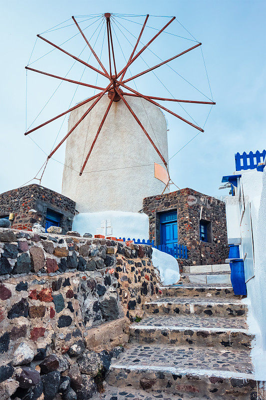 伊亚镇圣托里尼岛上的古老希腊风车，街道上有楼梯。希腊圣托里尼岛