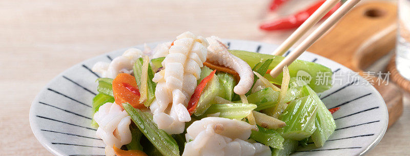 西芹炒浅海鱿鱼。美味的自制海鲜配蔬菜餐。