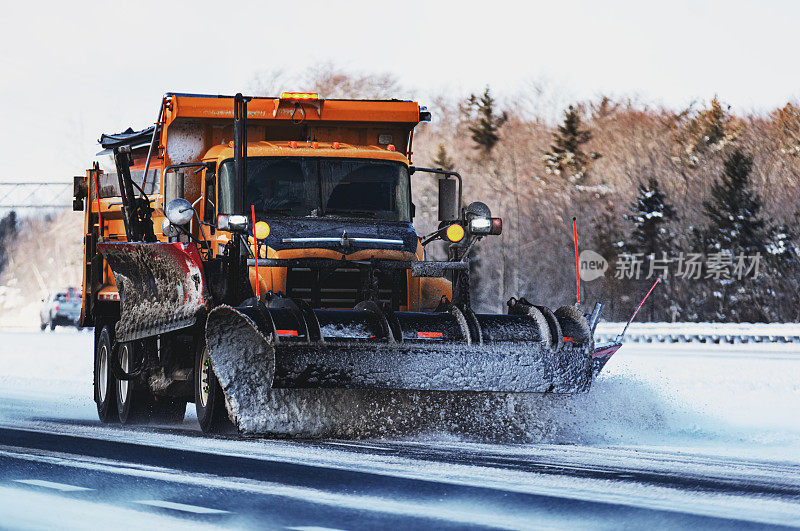 雪犁清理高速公路