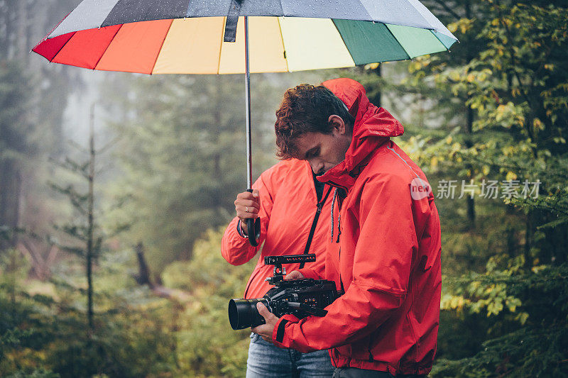 朋友们徒步旅行，在早晨拍摄雨中的森林