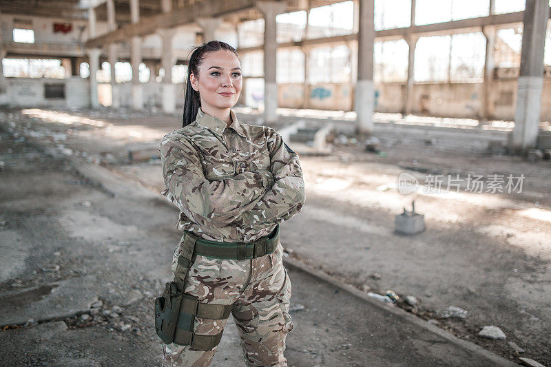 在战区穿着制服的自信女战士