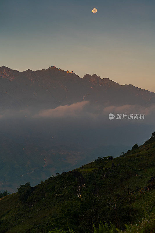 寺庙和山顶的月亮在清晨的几个小时