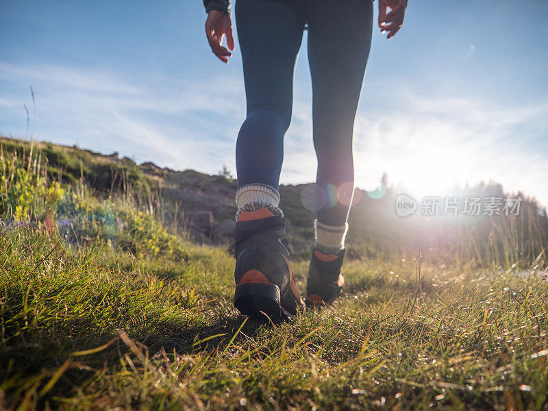 女子徒步上山，低视角