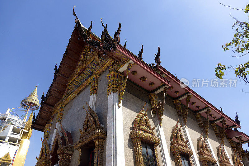 曼谷蓝色天空上的因陀罗寺