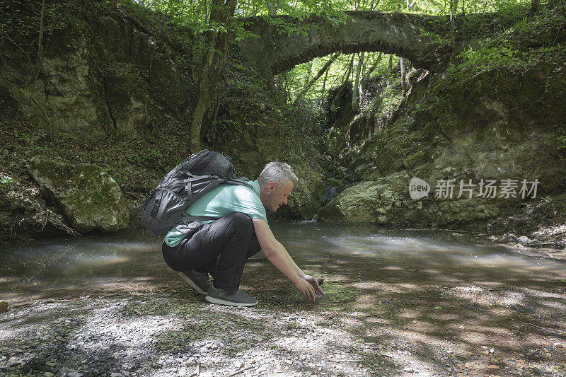 春日里森林里的徒步旅行者