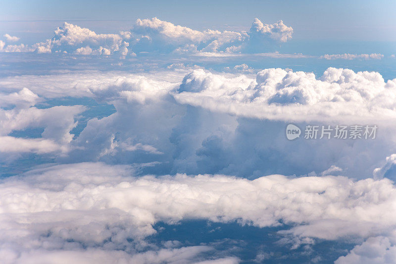 在英国上空的蓝天上拍摄到的亨伯河和河口的夏季景色