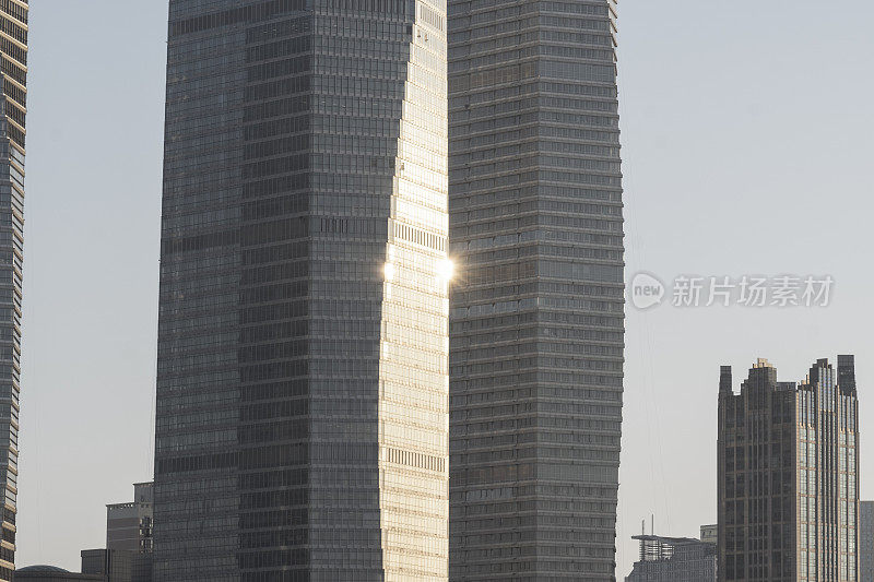 日出时海边的青岛市景