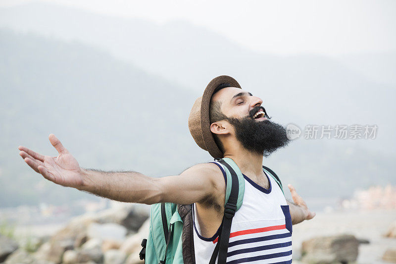 年轻的胡子男人在山车站:-库存照片