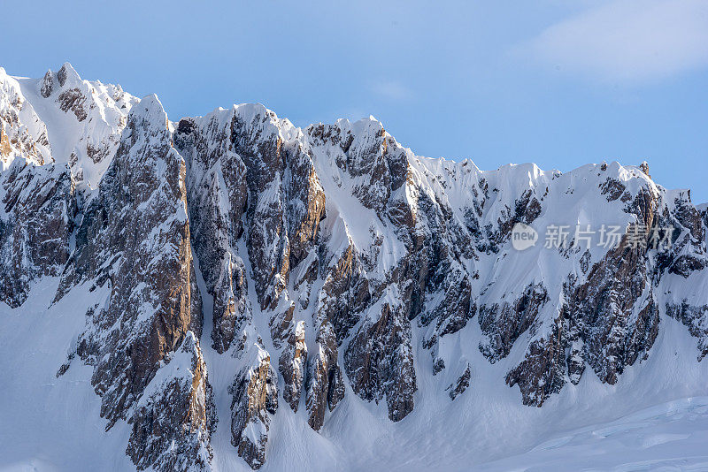 加拿大落基山脉在冬天的风景