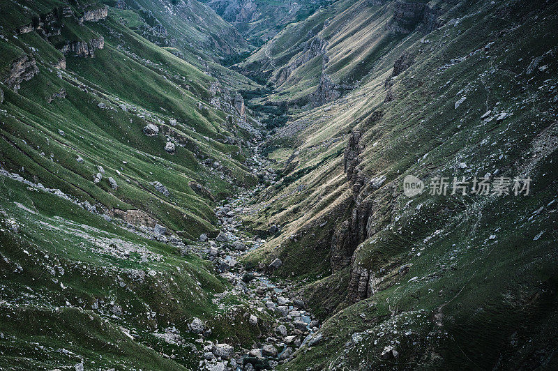 峡谷位于高加索山脉之间的峡谷达吉斯坦阴天下的青山绿水。