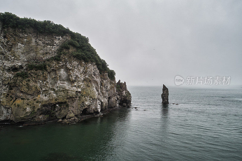 海岸岩石恶魔的手指在阿瓦查湾海岸。