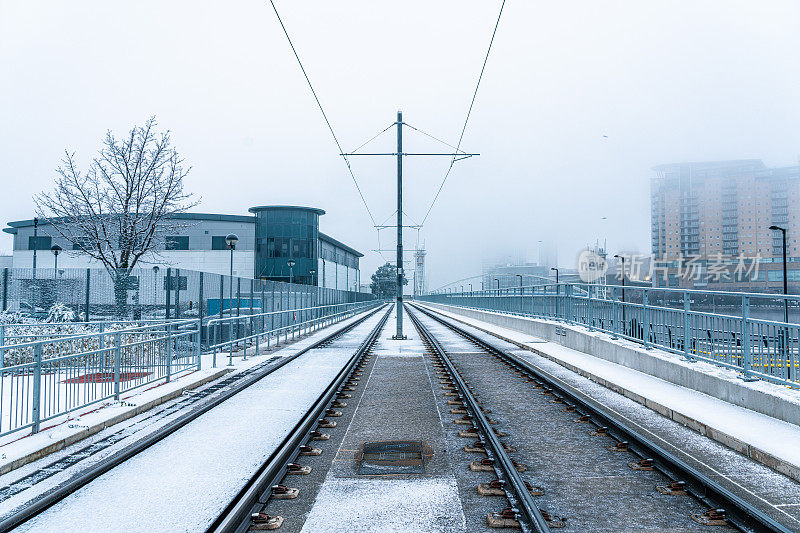 英国曼彻斯特的铁轨被冬雪覆盖