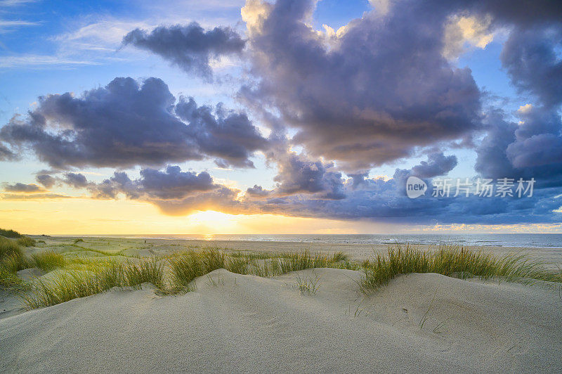 日落时分的特塞尔海滩，前景是沙丘