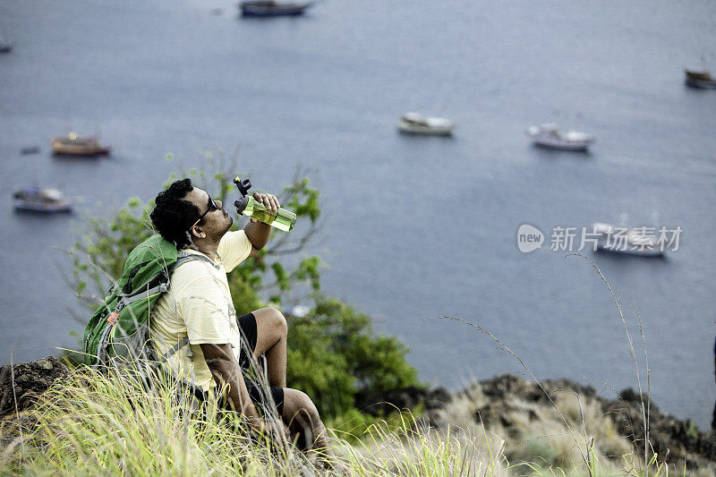 亚洲年轻人旅行和徒步在帕达岛，纳万巴乔，科莫多国家公园